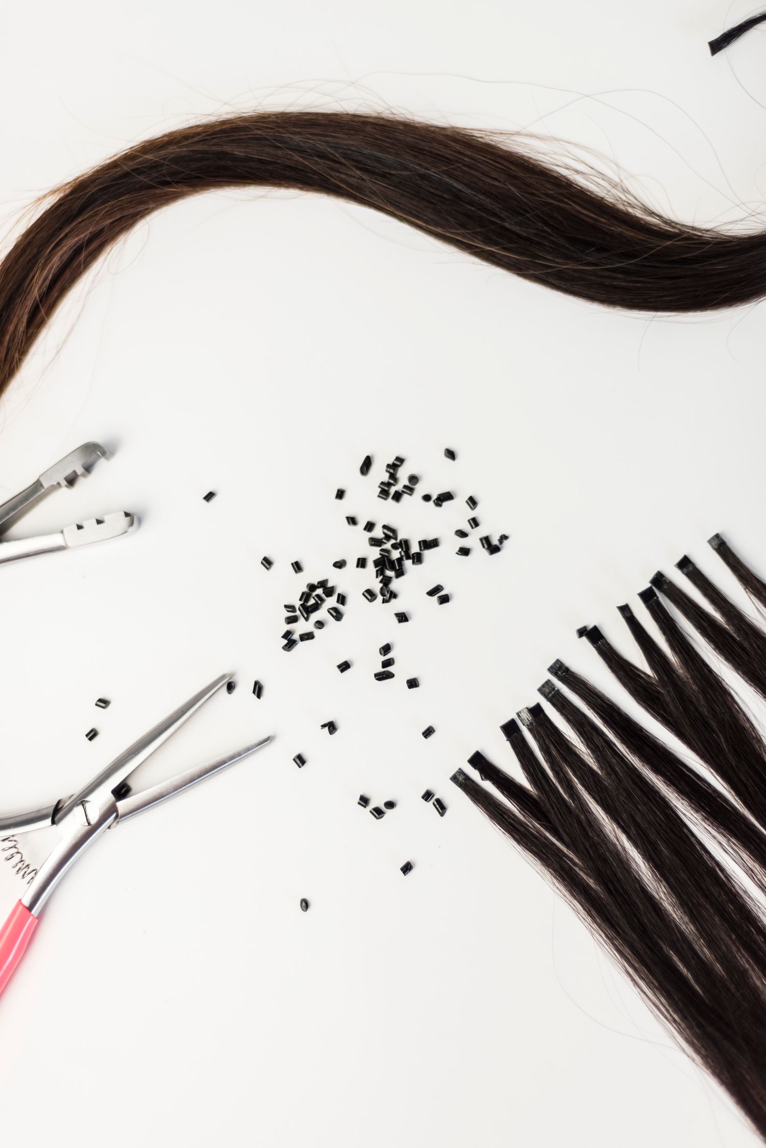 Gros plan sur ciseaux et mèche de cheveux