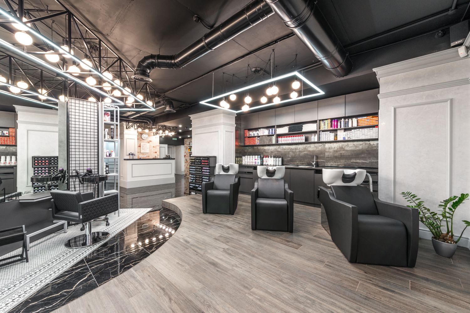 Salon de coiffure Maison Véga à Strasbourg, fauteuils et miroirs sous une lumière chaleureuse