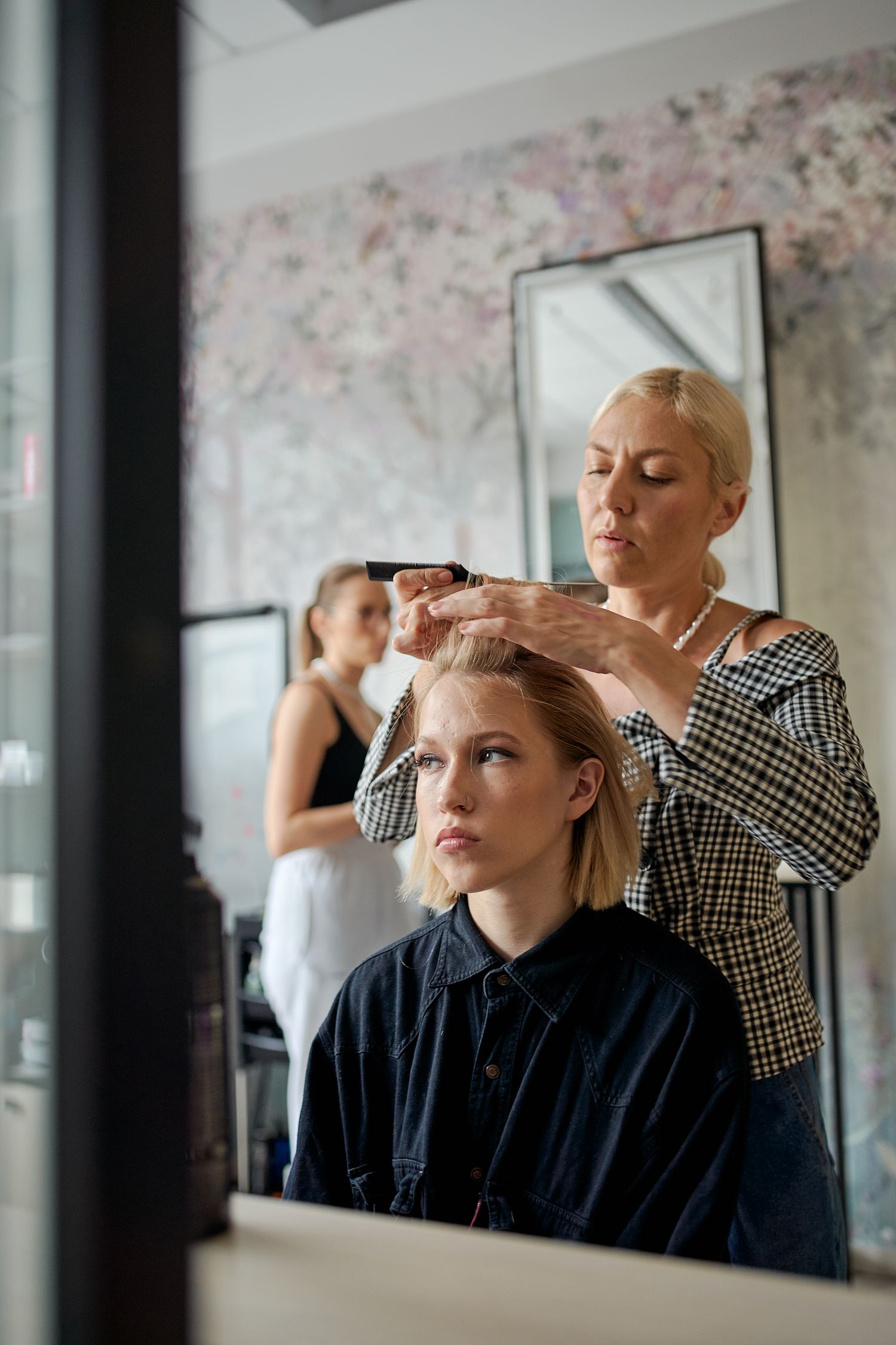 Coiffeuse et cliente devant le miroir