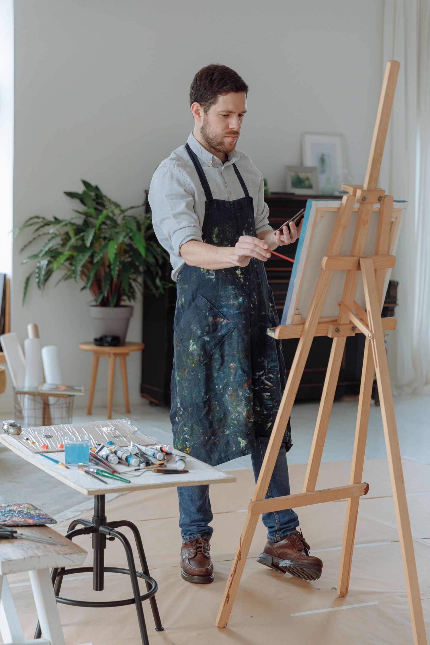 Artisan au travail dans un atelier lumineux