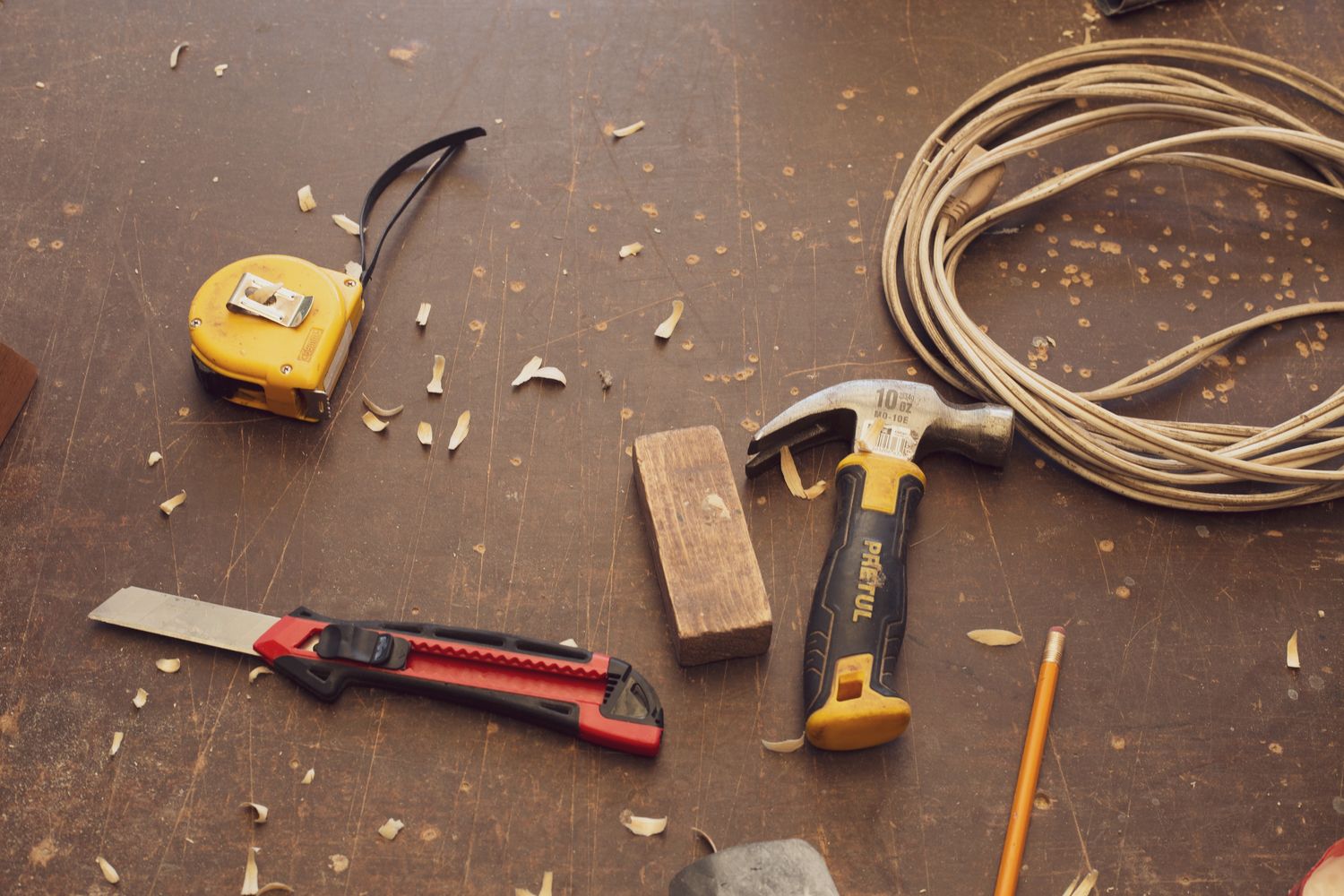 Outils et copeaux sur l'établi