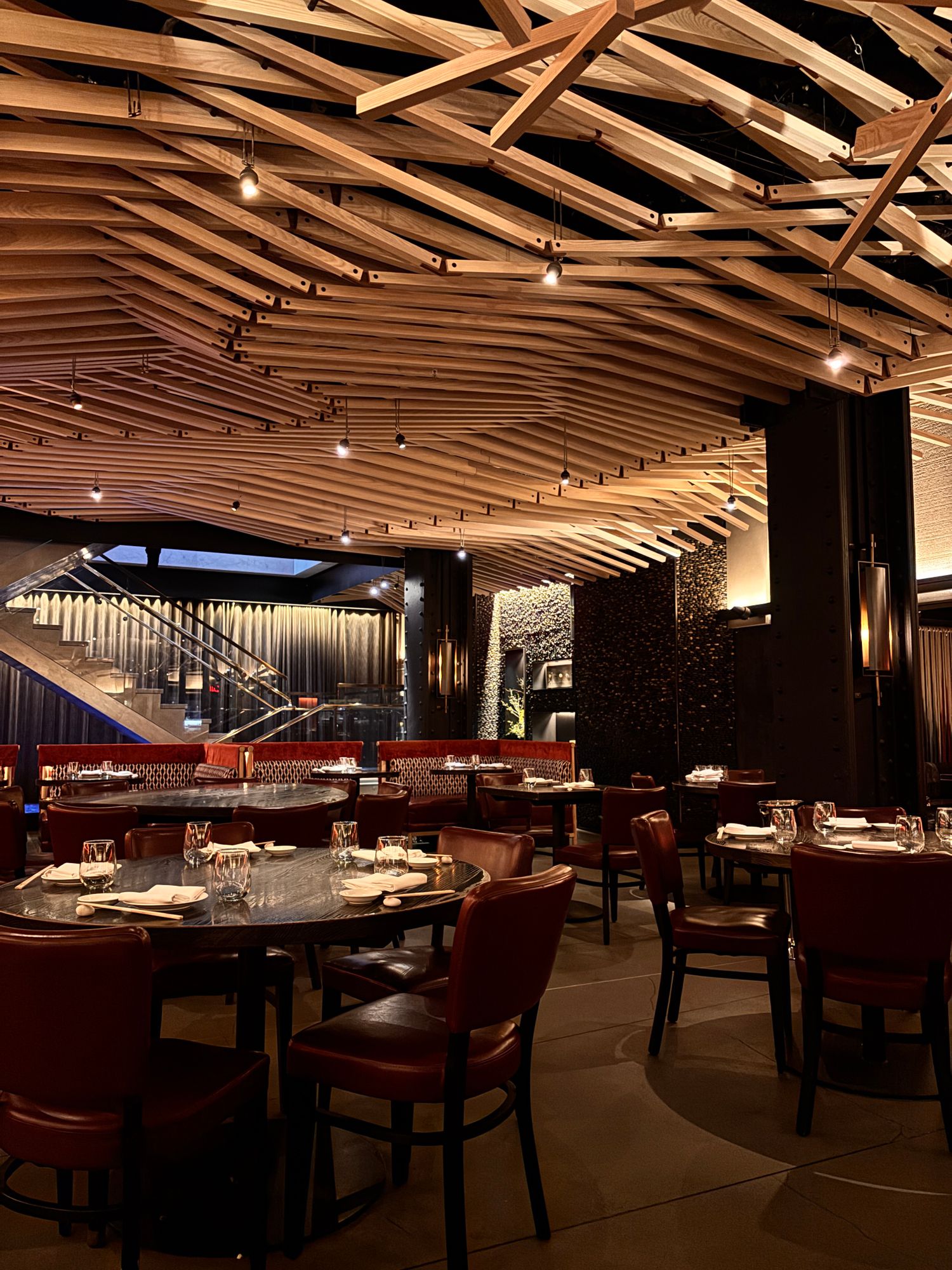 La salle du bistrot Le Comptoir à Colmar, plafond en bois