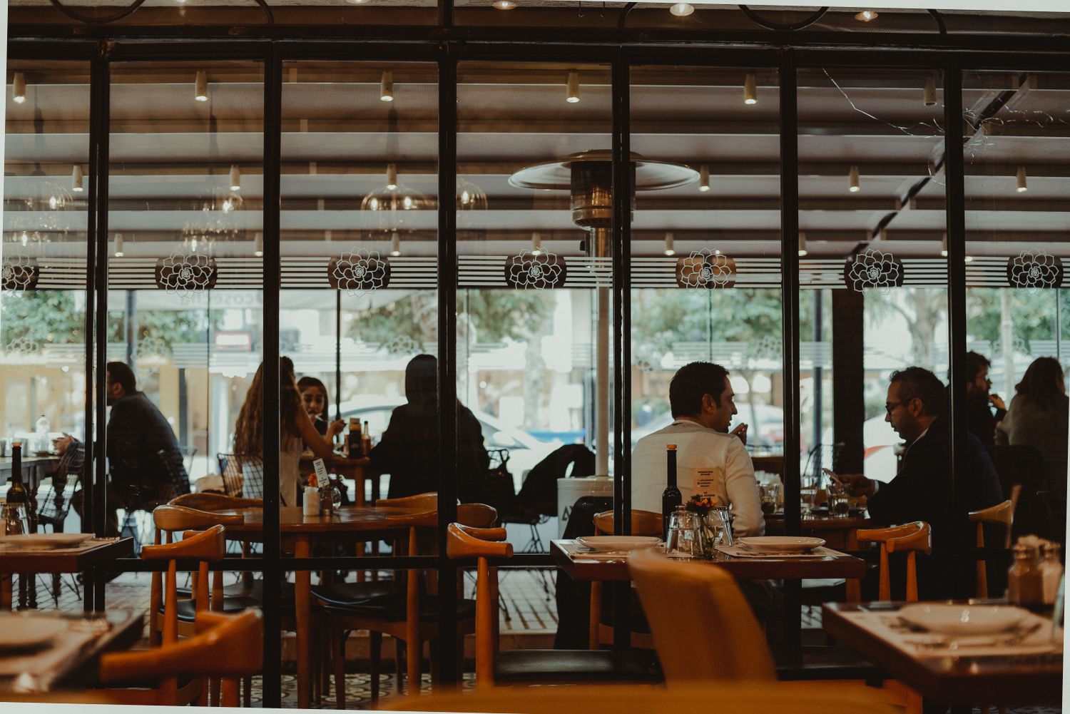 Salle du bistrot avec convives près des fenêtres